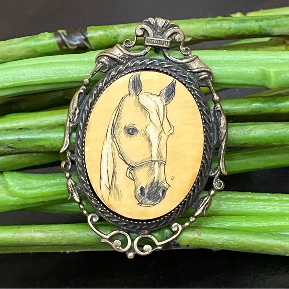 Vintage Unsigned Horse Cameo Brass-tone Brooch Pendant - Picture 7 of 12